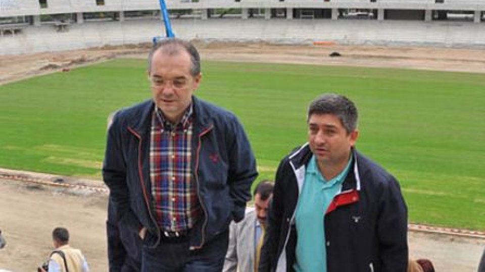 Premierul Emil Boc a testat gazonul stadionului Cluj Arena