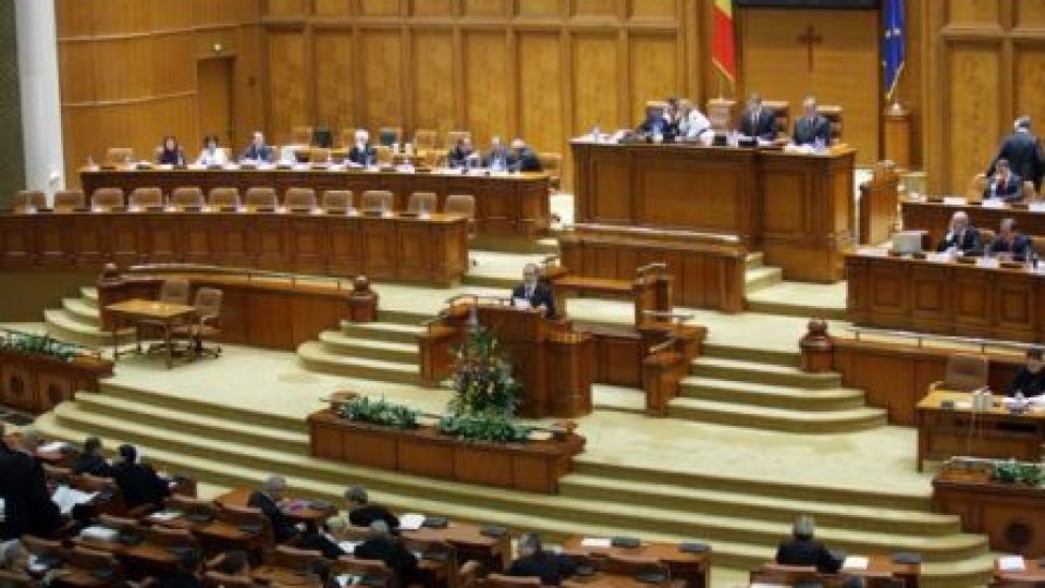Opoziţia boicotează şedinţele Parlamentului
