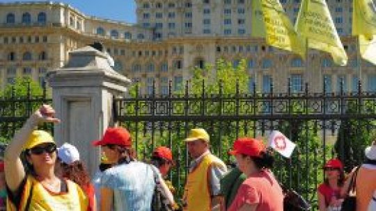 Pichete sindicale la uşile parlamentarilor