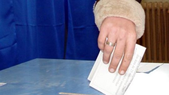 Cetăţenii moldoveni îşi votează duminică parlamentarii 