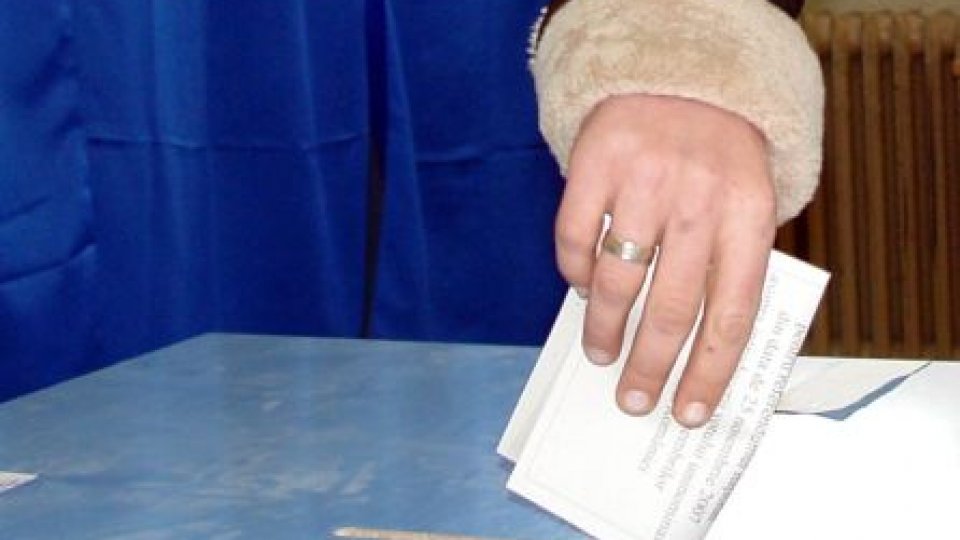 Cetăţenii moldoveni îşi votează duminică parlamentarii 