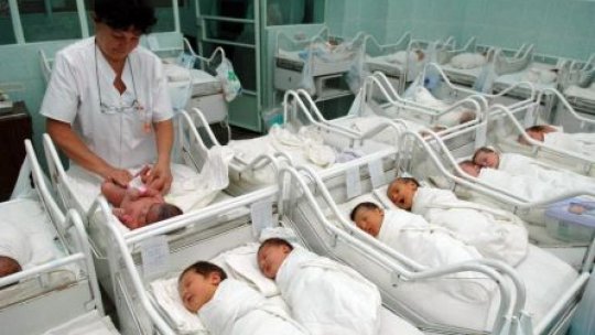 Concediul pentru creşterea copilului redus la jumătate