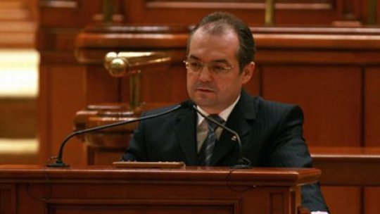 "Moţiunea blochează şansele României de a ieşi din recesiune în 2011"