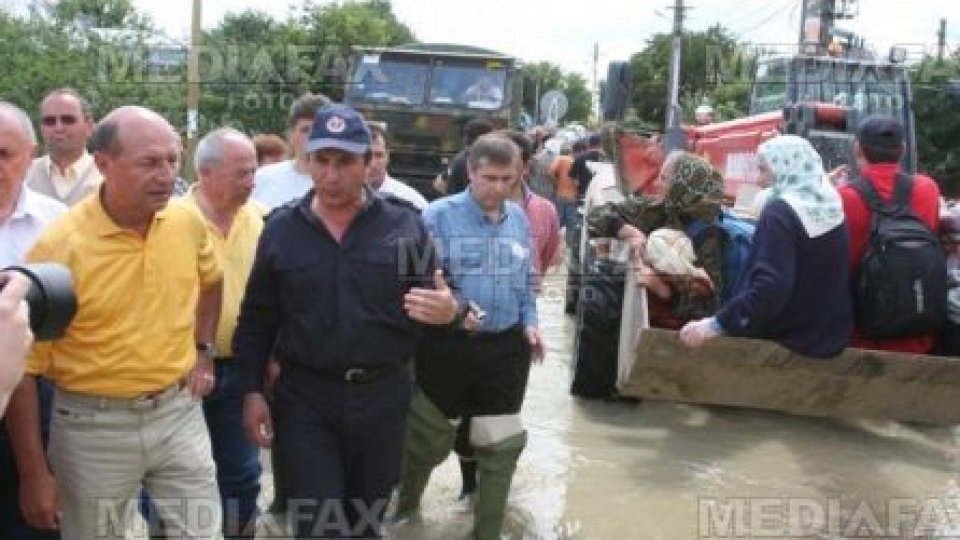 Traian Băsescu, aşteptat de sinistraţi cu lacrimi în ochi