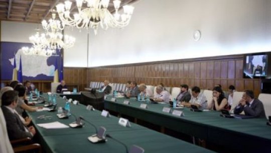 Premierul Emil Boc îi ia la rost pe prefecţi