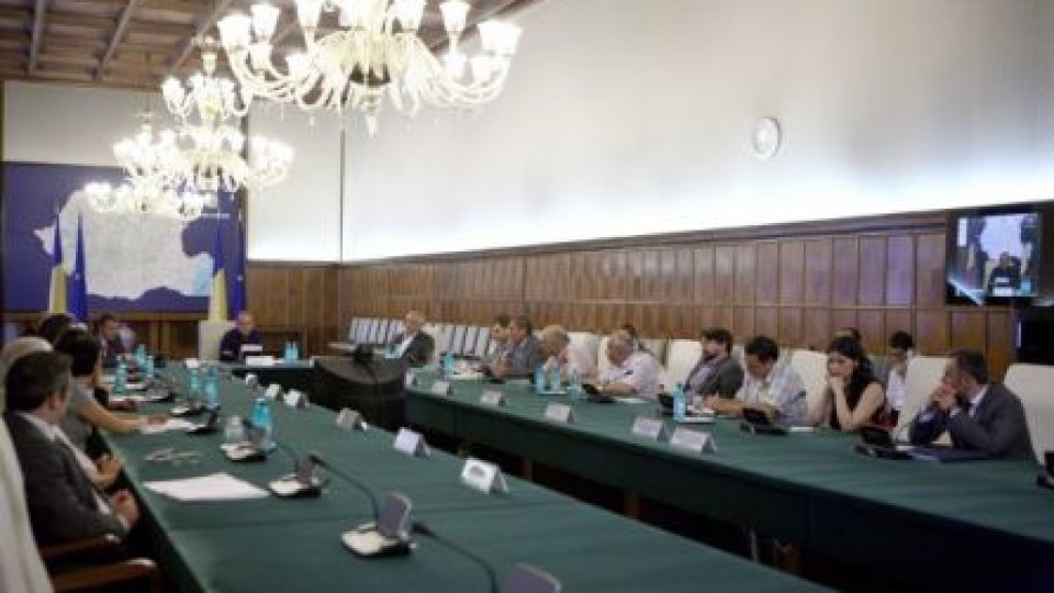 Premierul Emil Boc îi ia la rost pe prefecţi