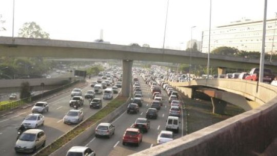 Emil Boc promite autostrăzi şi şosele de centură