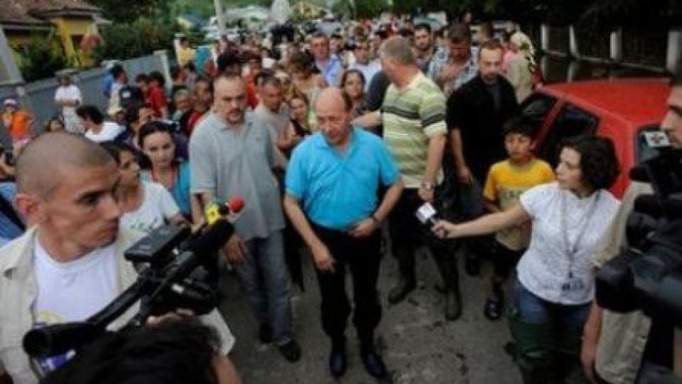Preşedintele Traian Băsescu  vizitează zonele inundate