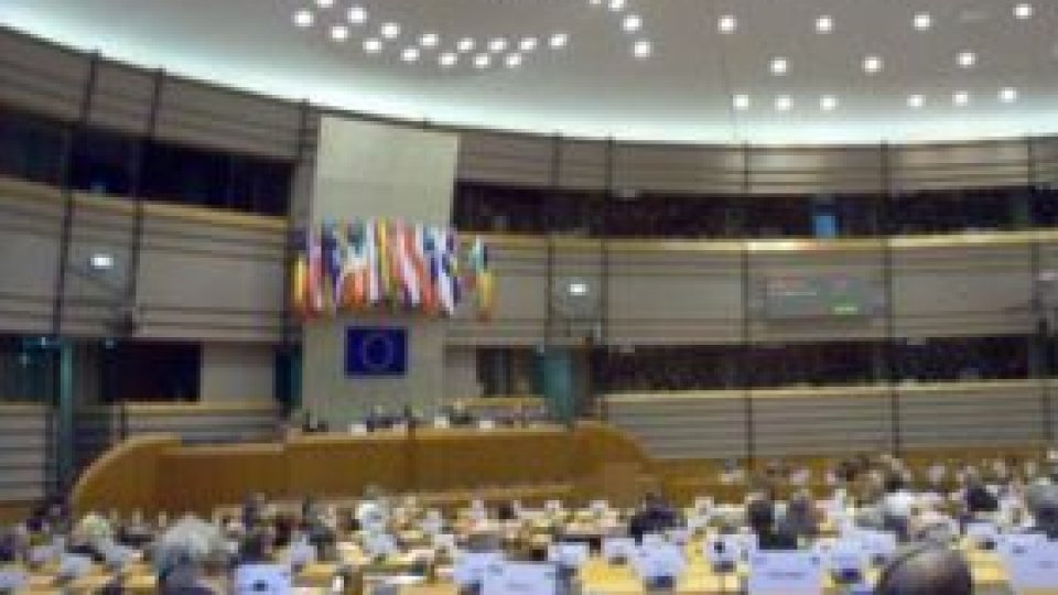Parlamentul European cere Franţei să "suspende imediat" expluzările romilor