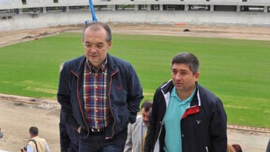 Premierul Emil Boc a testat gazonul stadionului Cluj Arena