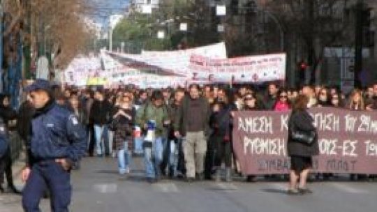 Premierul grec renunţă la referendum