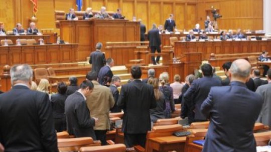 Moţiunea de cenzură a opoziţiei a fost citită în Parlament 