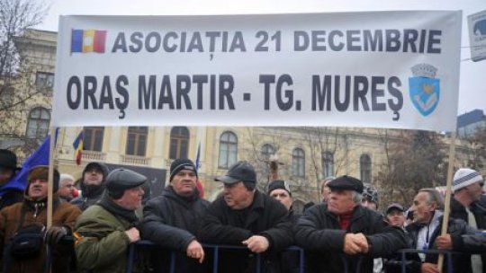 Revoluţionarii îşi cer drepturile în stradă