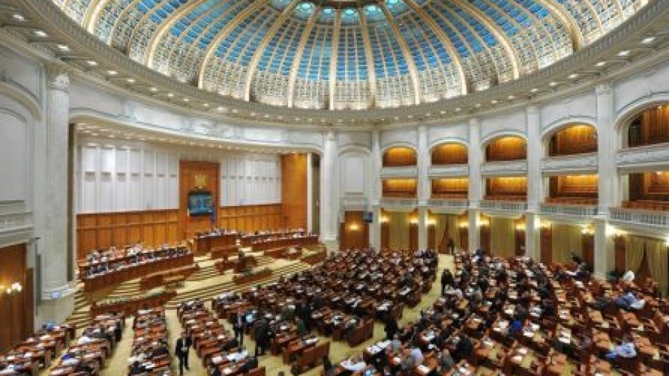 AUDIO Şedinţă solemnă "cu scântei" la Parlament