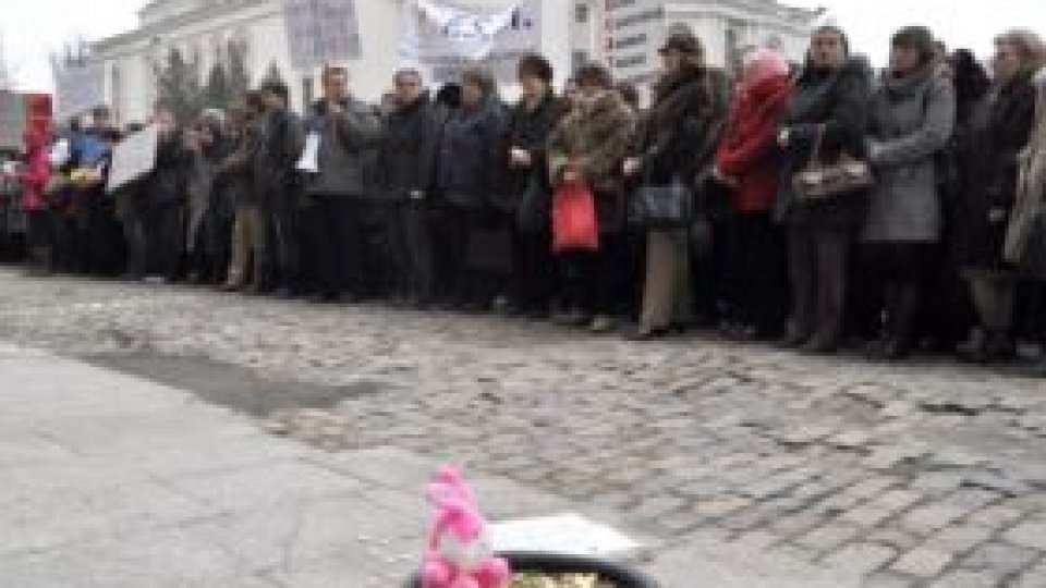 În Botoşani, protestele dascălilor continuă