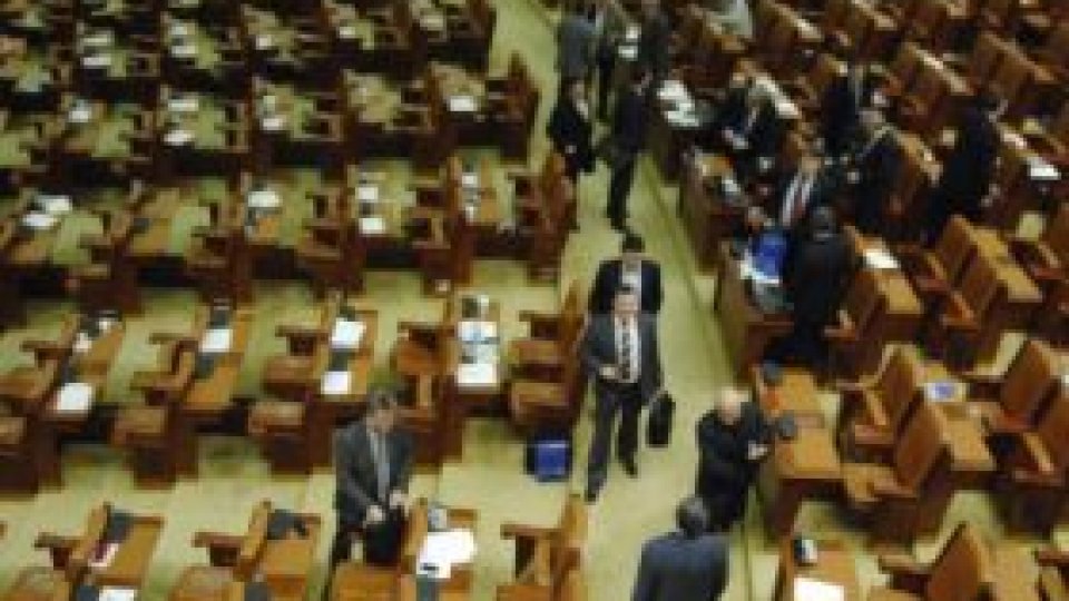 La sfârşit de săptămână, politicienii iau pulsul ţării