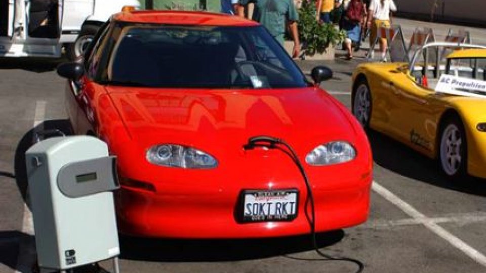 Guvernul sprijină achiziţionarea maşinilor electrice