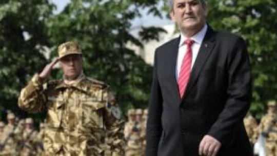Militarii români sosiţi din Afganistan, felicitaţi de ministrul apărării, Gabriel Oprea