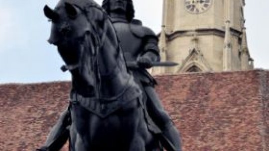 Plăcuţa lui Nicolae Iorga, reamplasată pe statuia lui Matei Corvin