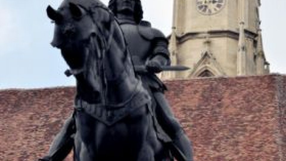 Plăcuţa lui Nicolae Iorga, reamplasată pe statuia lui Matei Corvin