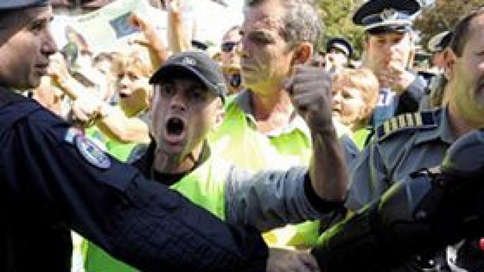 Poliţiştii au protestat în faţa Parlamentului