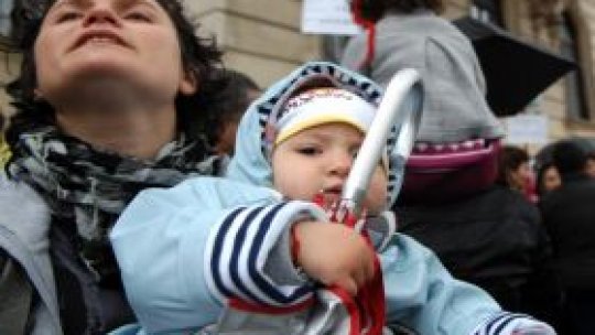 Curtea Constituţională a respins sesizarea referitoare la concediul maternal