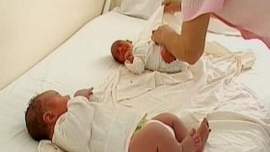 Mai multe decese decât naşteri, în România