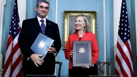Hillary Clinton promite că se va "îmbunătăţi" sistemul de acordare a vizelor