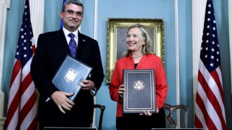 Hillary Clinton promite că se va "îmbunătăţi" sistemul de acordare a vizelor