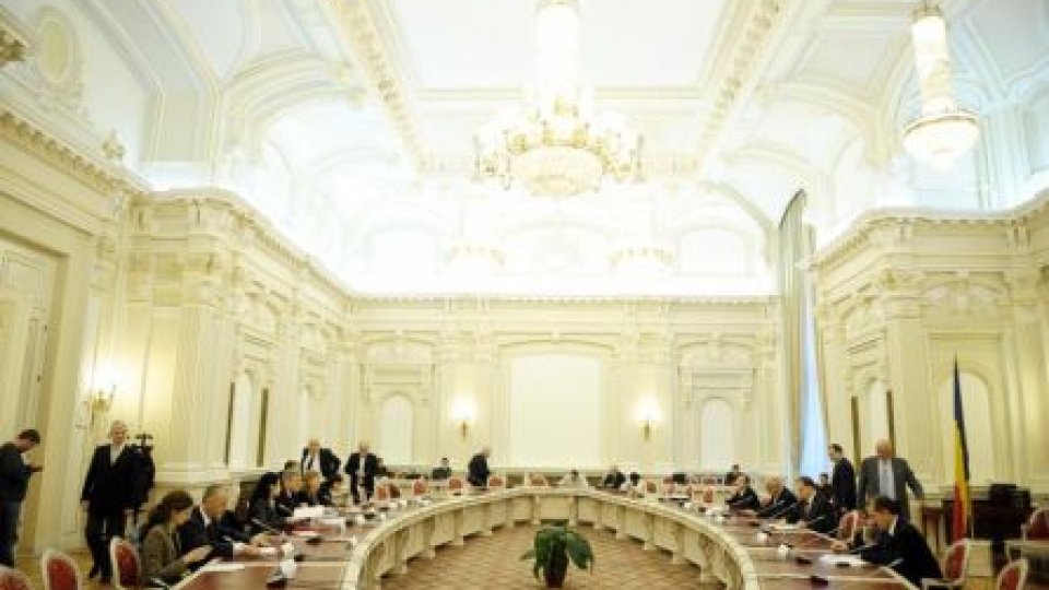 Miniştrii Lăzăroiu şi Baconschi, audiaţi de Comisia de muncă