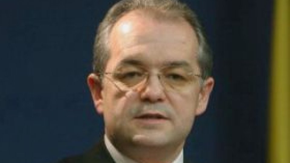 Emil Boc: Ministrul educaţiei nu trebuie demis, ci susţinut