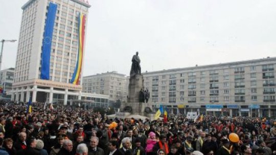 Opoziţia,  primită cu aplauze la Iaşi
