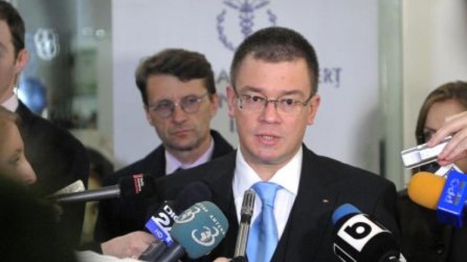 Ungureanu cere audierea premierului şi a ministrului de Finanţe