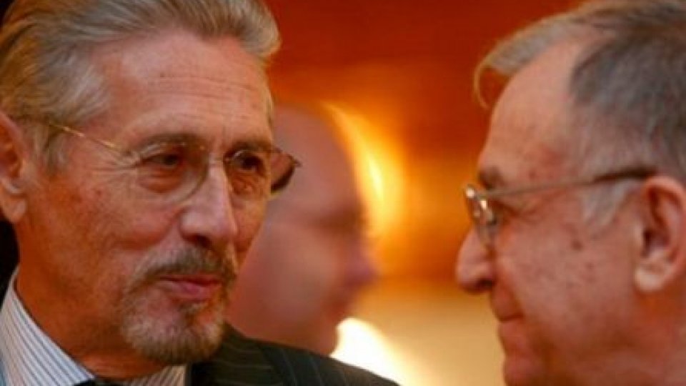 Ion Iliescu şi Emil Constantinescu au primit Emblema de Onoare a Armatei Române