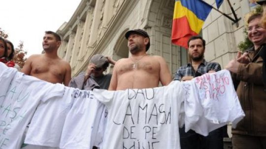 Protest fără cămăşi în faţa Ministerului Finanţelor