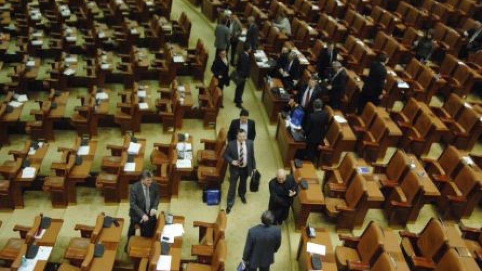 Parlamentul României îşi reia activitatea, sub semnul protestului USL
