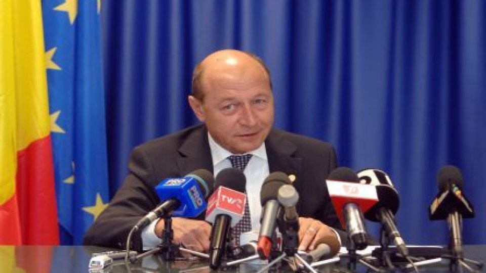 Traian Băsescu semnează Tratatul fiscal european