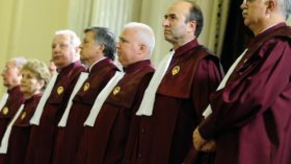 Judecătorii Curţii Constituţionale, decoraţi de preşedintele Traian Băsescu