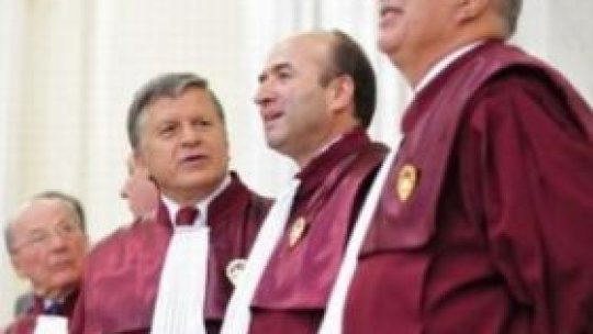CCR: Prelungirea programului de votare, constituţională