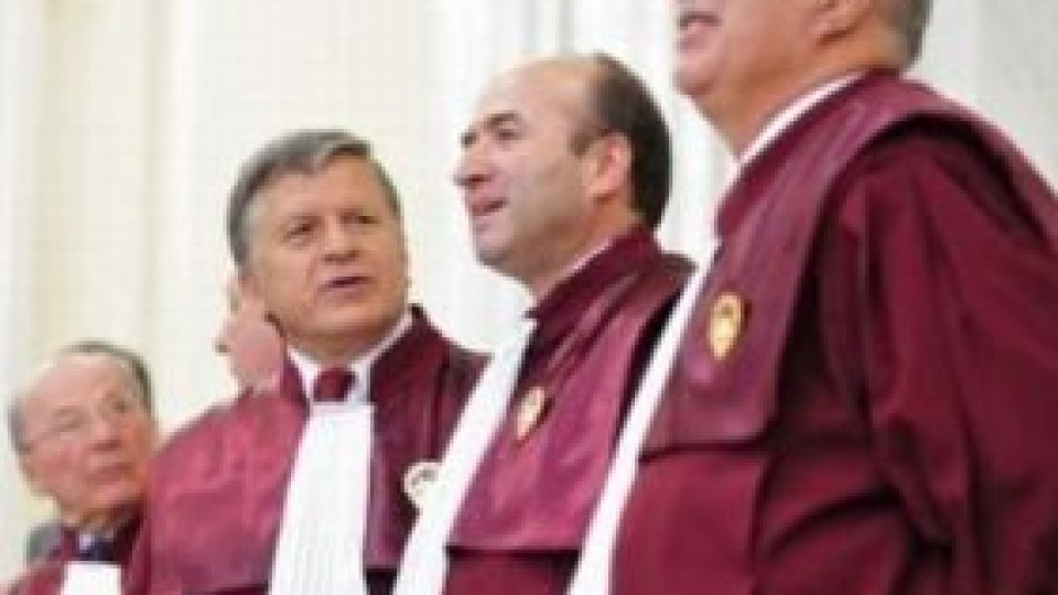 CCR: Prelungirea programului de votare, constituţională
