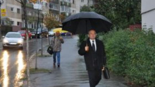 FOTO Emil Boc a venit la primărie pe jos