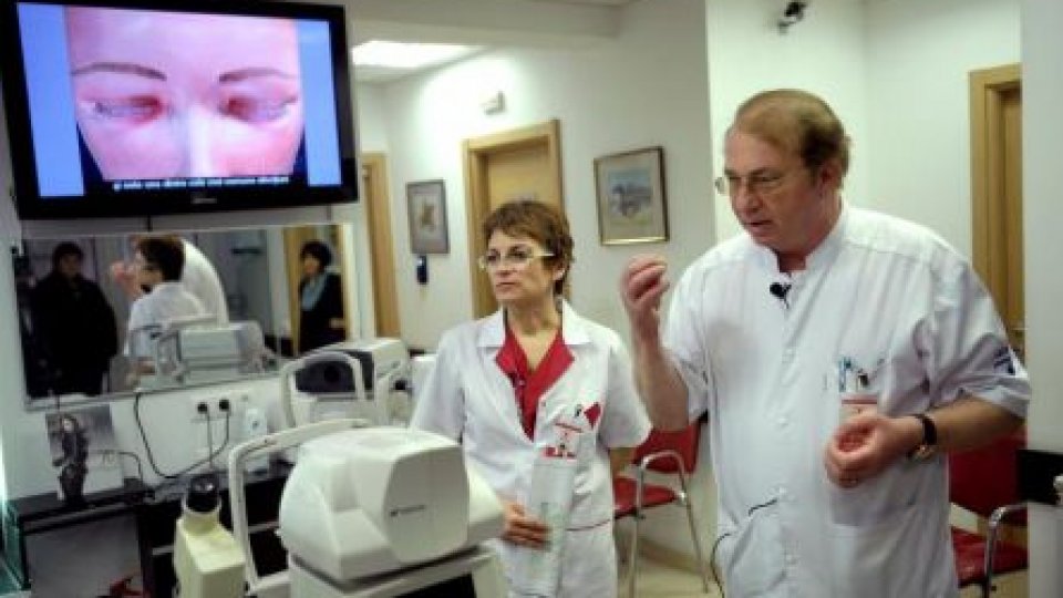 Posibil conflict de interese la medicii angajaţi simultan la stat şi la privat
