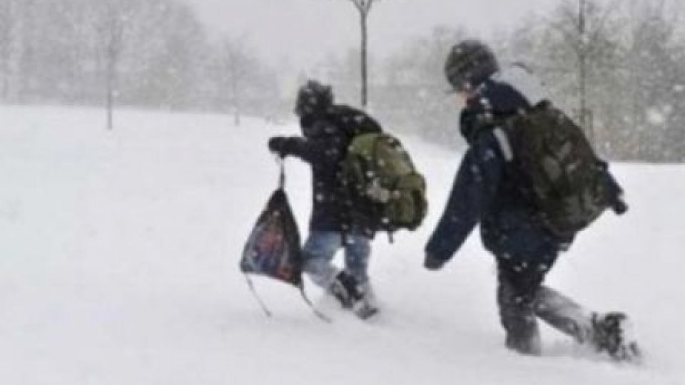 Viscol şi ninsoare în mai multe judeţe din ţară