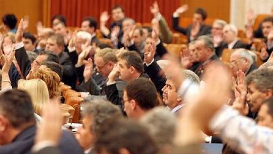 Statutul parlamentarilor, modificat după solicitările preşedintelui Băsescu