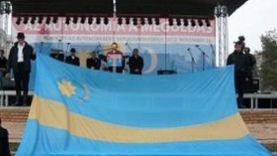 Prefectura Covasna, "în luptă" cu steagurile secuieşti