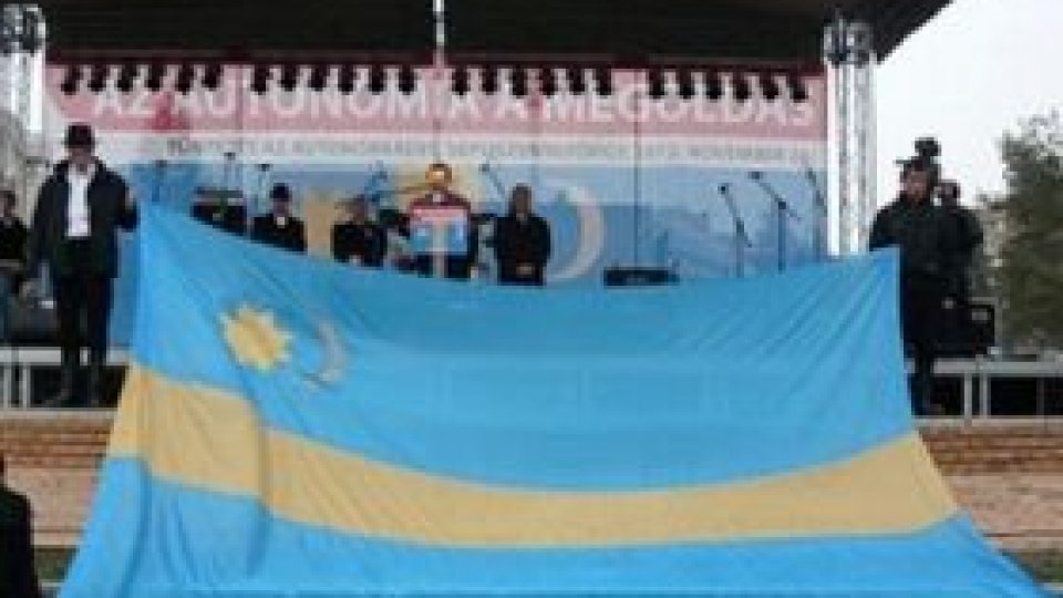 Prefectura Covasna, "în luptă" cu steagurile secuieşti