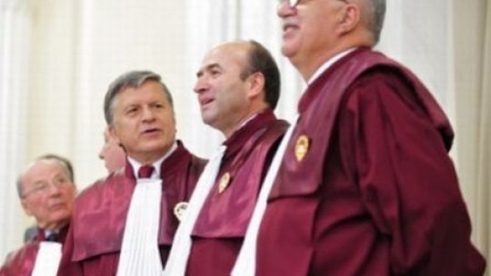 Preşedintele Băsescu reclamă la CCR statutul aleşilor