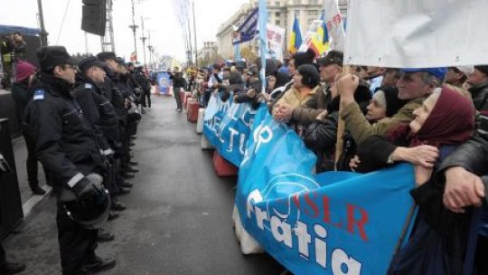 Feroviarii şi siderurgiştii îşi cer drepturile în stradă