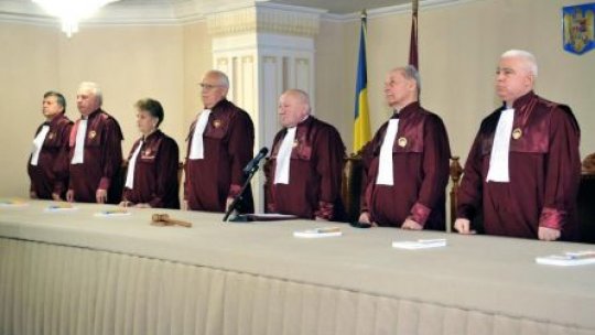 CCR decide pe 29 mai sesizarea preşedintelui Băsescu privind statutul parlamentarilor