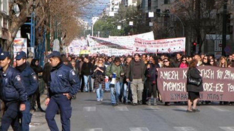 Închiderea radioteleviziunii publice declanşează greva generală la Atena